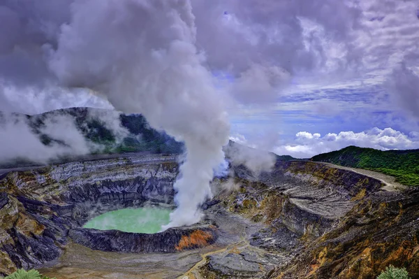 Poas cratère volcanique avec nuages de vapeur de soufre — Photo