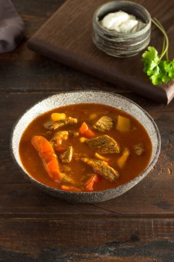 Ekşi kremalı sığır eti.