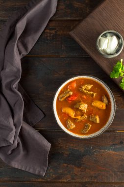 Ekşi kremalı sığır eti.