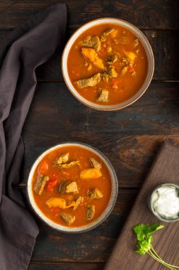 Ekşi kremalı sığır eti.