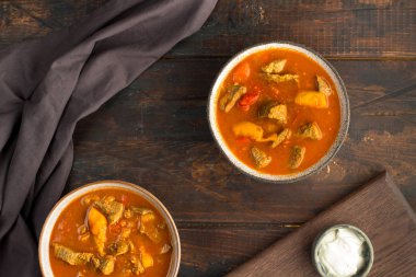 Ekşi kremalı sığır eti.