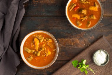 Ekşi kremalı sığır eti.