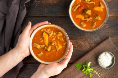 Ekşi kremalı sığır eti.