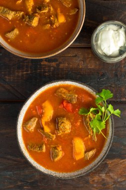 Ekşi kremalı sığır eti.