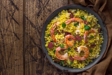 Karides ve sucuklu paella.