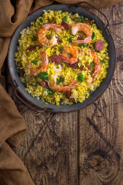 Karides ve sucuklu paella.