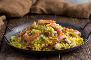 Karides ve sucuklu paella.