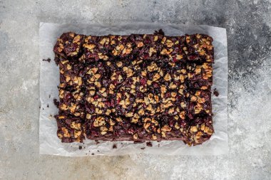 Kızılcık ve cevizli çikolatalı kek.