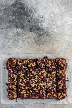 Kızılcık ve cevizli çikolatalı kek.