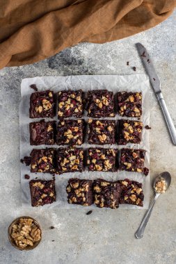 Kızılcık ve cevizli çikolatalı kek.