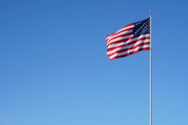 Amerikan bayrağı gururla havada yüzer.                                                     