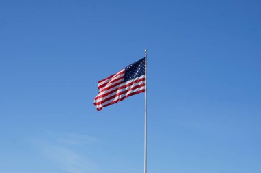 Amerikan bayrağı gururla havada yüzer.                                                     