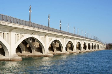 Beyaz köprüde Detroit'ten Belle Isle için gündoğumu.   