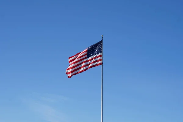 Die Amerikanische Flagge Schwebt Stolz Der Luft — Stockfoto