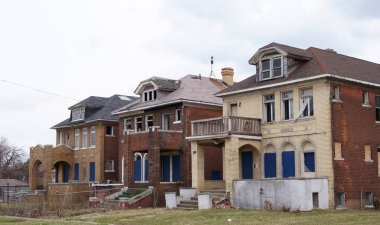 Detroit'te ıssız bir boş sokakta terk edilmiş evleri.