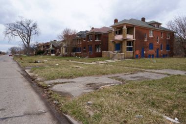 Detroit'te ıssız bir boş sokakta terk edilmiş evleri.