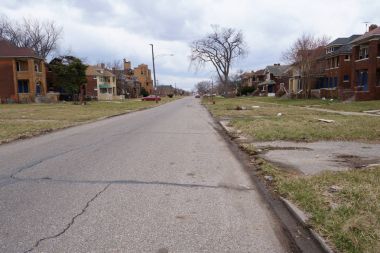 Detroit'te ıssız bir boş sokakta terk edilmiş evleri.
