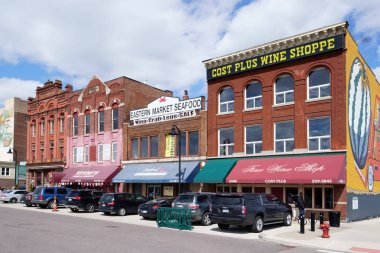 Detroit, Michigan/ABD - 7 Nisan 2018: Doğu Pazar deniz ürünleri, maliyet artı şarap Shoppe.                                                           