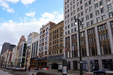 Detroit, Michigan/ABD - 7 Nisan 2018: bir duvar alacakaranlıkta boş bir Bulvarı'nda vintage binaların.                               