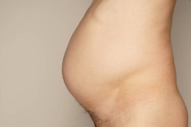    Erkek büyük göbek yan görünüm.                                                      