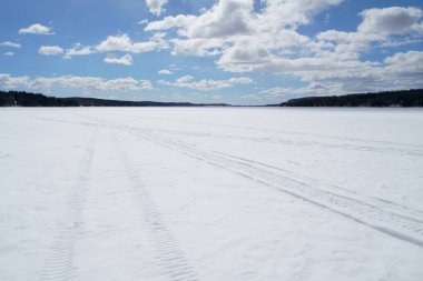  Güzel bir gün boyunca ilkbaharda gölüzerinde beyaz bulutlar ile büyük mavi gökyüzü.                                                         