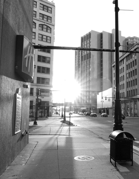Bir Boş Street Kaldırım Detroit Günün Sonunda Siyah Beyaz Resim — Stok fotoğraf