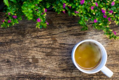 Eski tahta arka plan ile bahçesinde kahve fincanı