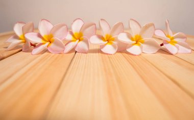 Spa çiçek tasarımı için tahta arka plan ile