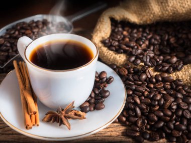 Sıcak kahve kupa Kupası ve kahve çekirdeği çantalı