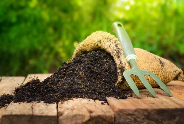 Gödningsmedel väska över grön bakgrund — Stockfoto