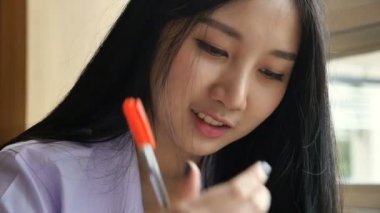 Genç kadın Titus bir şey yazma 