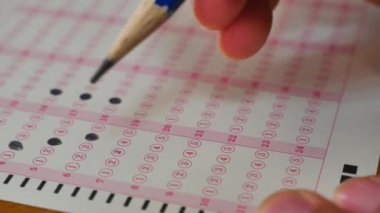 Öğrenci dolgu answersheet, görünümü kadar yakın