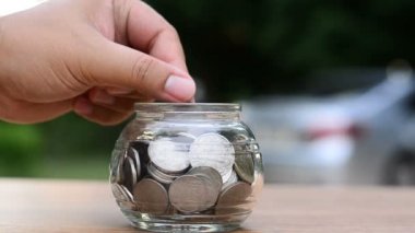 Toplama ve araba satın almak için para tasarrufu erkek el yakın çekim 