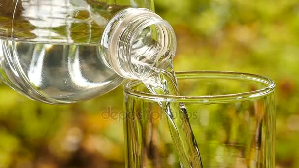 Slow Motion Drinken Water Gieten Glas Onscherpe Achtergrond — Stockvideo