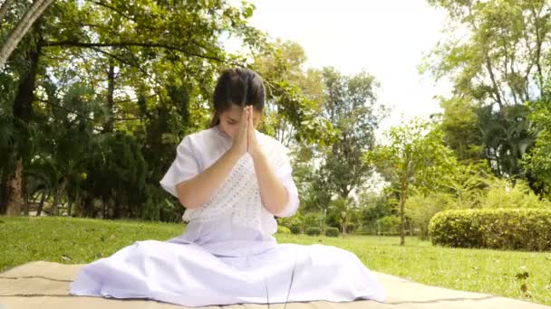 Woman White Clothes Sitting Worshiping Green Grass Background — Stock Video