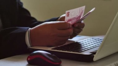 İşadamı ile bilgisayar dizüstü e-ticaret iş başarı için para sayma