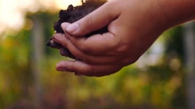 Fideler ile yer tutan eller yakın çekim