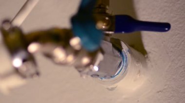 Sızıntı suyu borusu evde görünümünü kapat