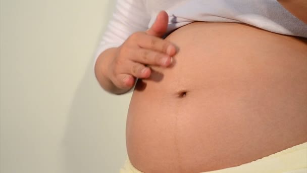 Jovem Grávida Aplicando Creme Barriga — Vídeo de Stock