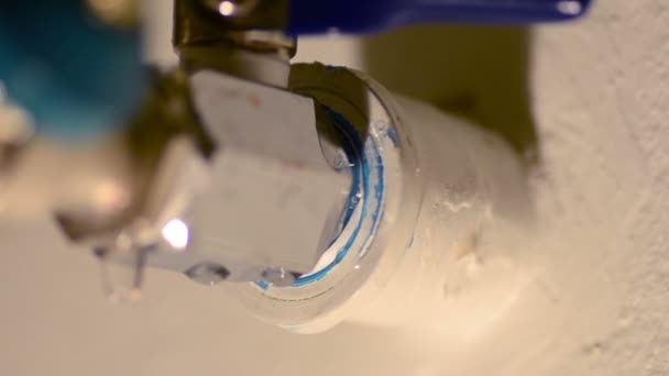 房屋漏水水管的特写图 — 图库视频影像