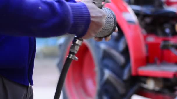 Farmer Está Limpando Filtro Motor Carrinho Força Pela Bomba — Vídeo de Stock