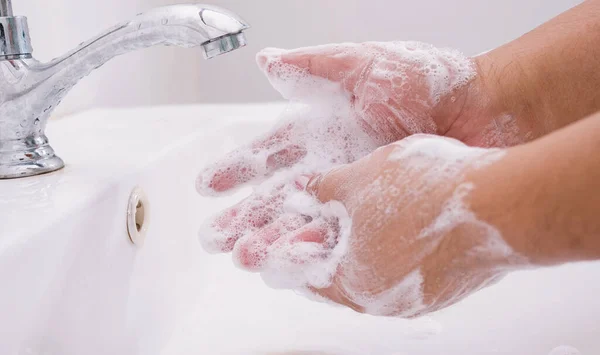 Mycie Rąk Mydłem Dla Bezpieczeństwa Przed Wirusem Korony — Zdjęcie stockowe