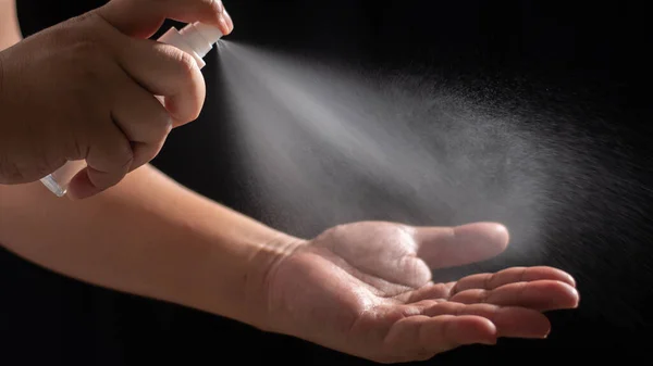 Mãos Masculinas Lavagem Com Spray Álcool Para Eliminar Bactérias Vírus — Fotografia de Stock