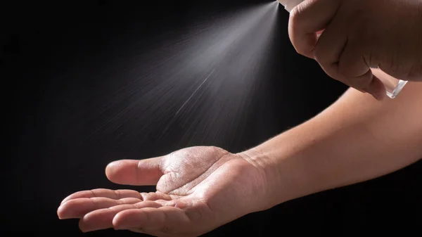 Pria Mencuci Tangan Dengan Semprotan Alkohol Untuk Menghilangkan Bakteri Dan — Stok Foto