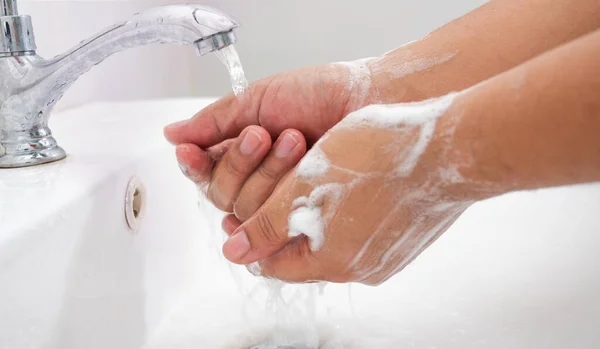 Mycie Rąk Mydłem Dla Bezpieczeństwa Przed Wirusem Korony — Zdjęcie stockowe