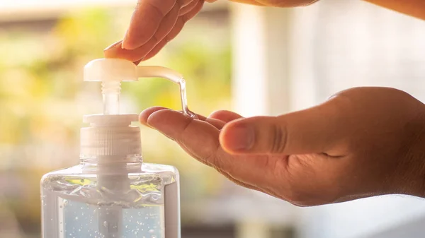 Cuci Tangan Dengan Gel Alkohol Untuk Menghilangkan Bakteri Dan Virus — Stok Foto