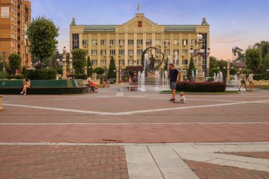 Şehir merkezinde, güzel pembe bir günbatımının altında. Irpin Belediye Meclisi