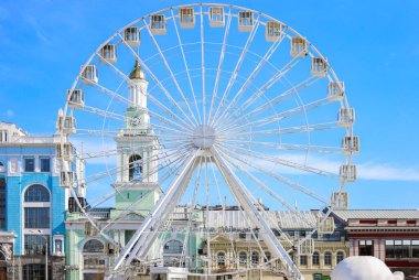 Eski şehrin arka planında dönme dolap var. Güzel yaz manzarası. Şehir panoraması