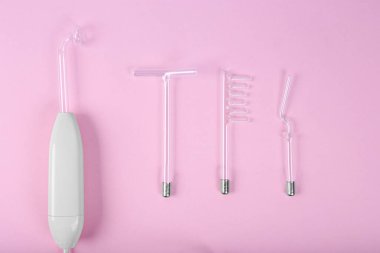 Darsonval pembe arka planda. Metin için alanı olan üst görünüm modeli. Darsonvalizasyon. Kozmetoloji. Mikro akım terapisi