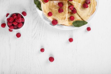 Reçelli krep, böğürtlen ve şeker tozu. Ev yapımı krepler, lezzetli kahvaltı, Rus gözlemeleri. Üst görünüm, alanı kopyala